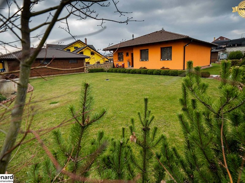 4 IZB. RODINNÝ DOM s 2 IZBOVÝM ZÁHR. DOMČEKOM a 2 GARÁŽOU NA PREDAJ. 