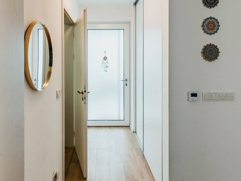 2 IZB. BYT, KOMPLETNE ZARIADENÝ, S VLASTNÝM PARK. STÁTIM a TERASOU