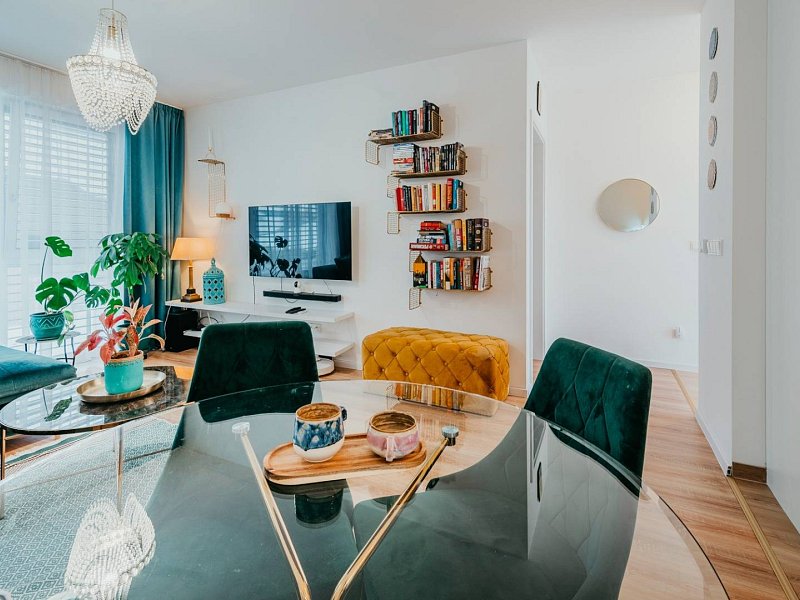 2 IZB. BYT, KOMPLETNE ZARIADENÝ, S VLASTNÝM PARK. STÁTIM a TERASOU