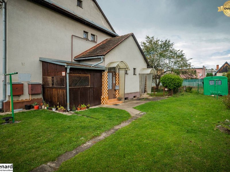 NA PREDAJ BYT v BYTOVOM DOME s vlas. POZEMKOM 325 m2, V. Šariš 