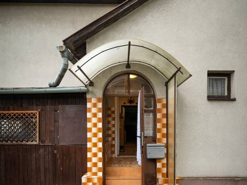 NA PREDAJ BYT v BYTOVOM DOME s vlas. POZEMKOM 325 m2, V. Šariš 
