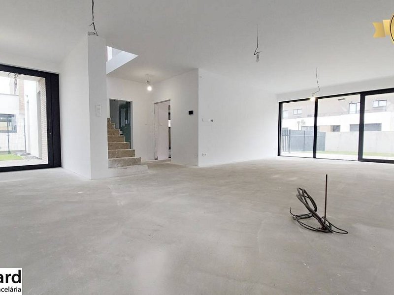 MODERNÝ 5 IZB.RODINNÝ DOM, CENTRUM POPRADU, s POZEMKOM 546 m2