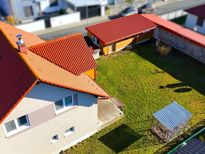 LIPANY, 2 PODLAŽNÝ RODINNÝ DOM S GARÁŽOU, 644 M2, UL. ROVINKY