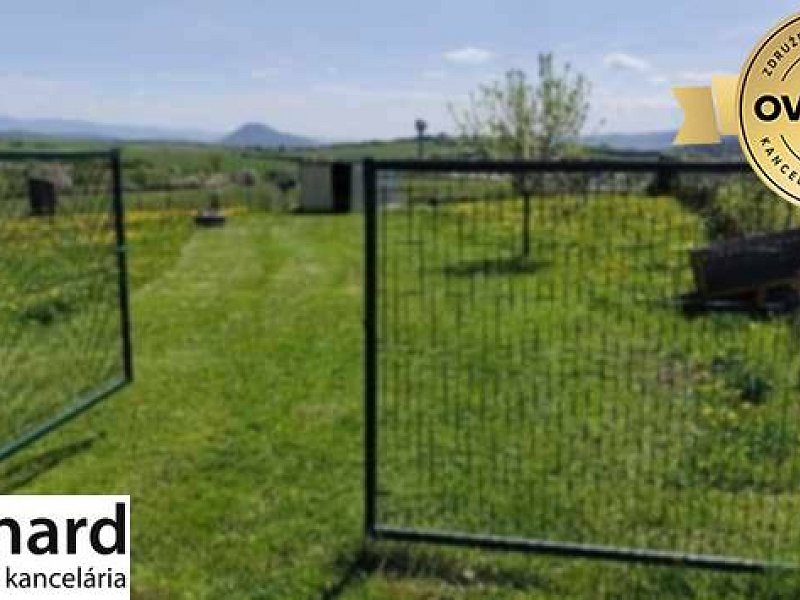 NA PREDAJ PEKNÝ OPLOTENÝ POZEMOK 719m2, SABINOV 