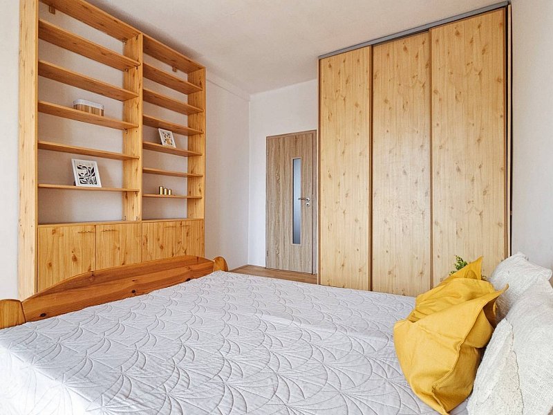 Svetlý 2 izbový byt na prenájom v skvelej lokalite KE - Sever