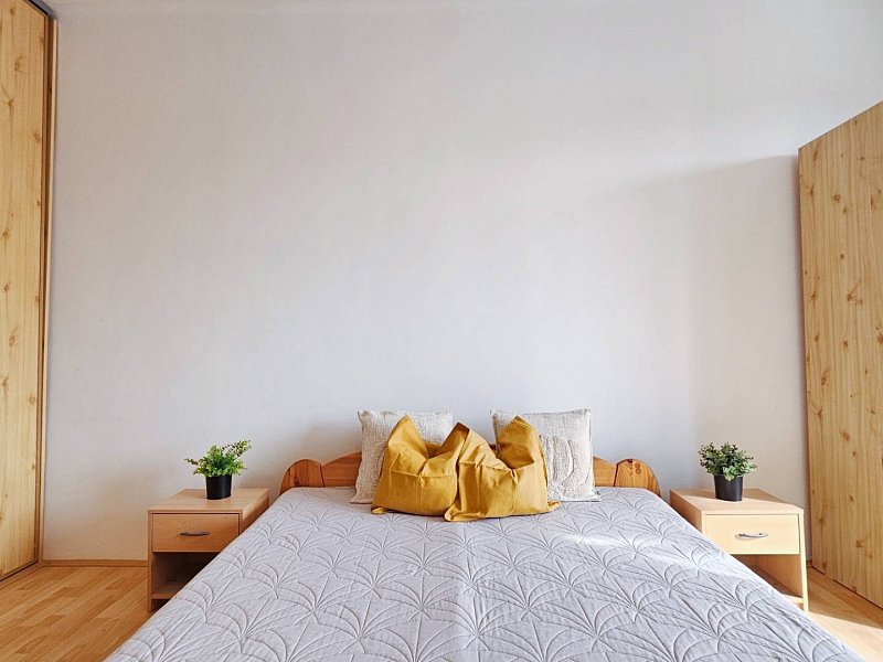 Svetlý 2 izbový byt na prenájom v skvelej lokalite KE - Sever