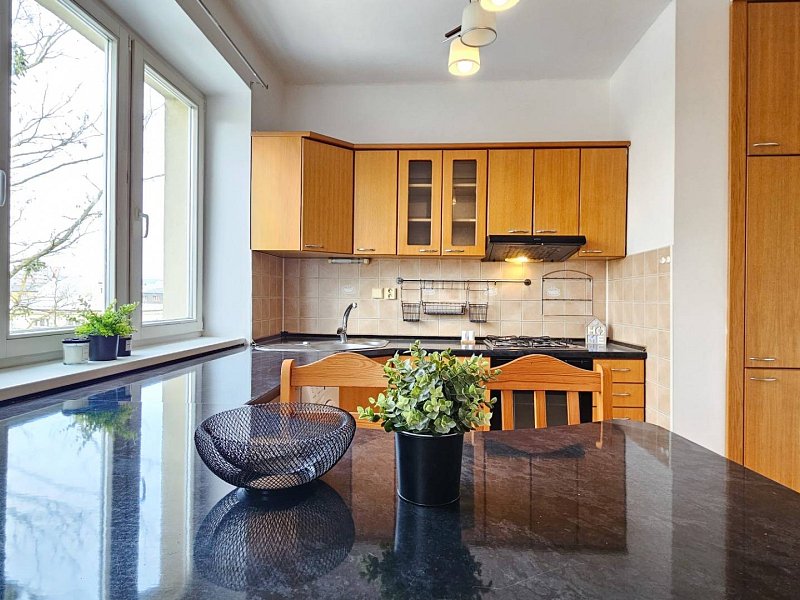 Svetlý 2 izbový byt na prenájom v skvelej lokalite KE - Sever