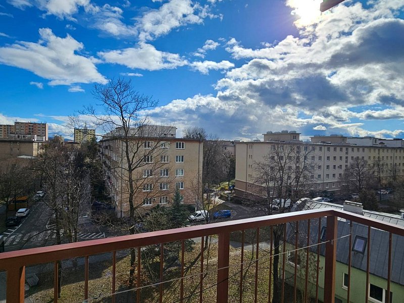 Svetlý 2 izbový byt na prenájom v skvelej lokalite KE - Sever