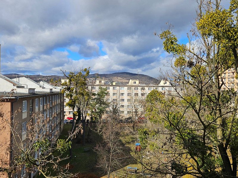 Svetlý 2 izbový byt na prenájom v skvelej lokalite KE - Sever