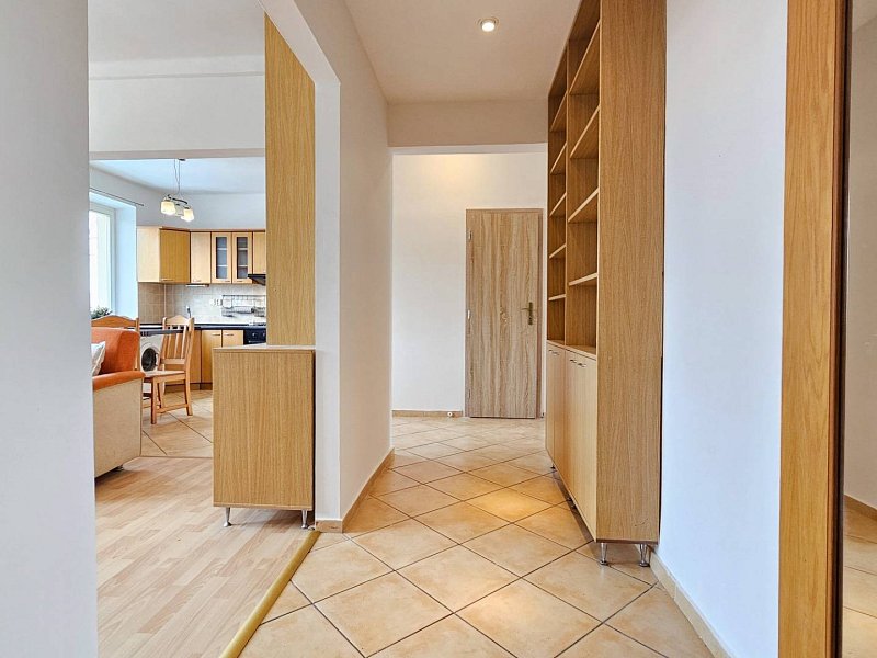 Svetlý 2 izbový byt na prenájom v skvelej lokalite KE - Sever