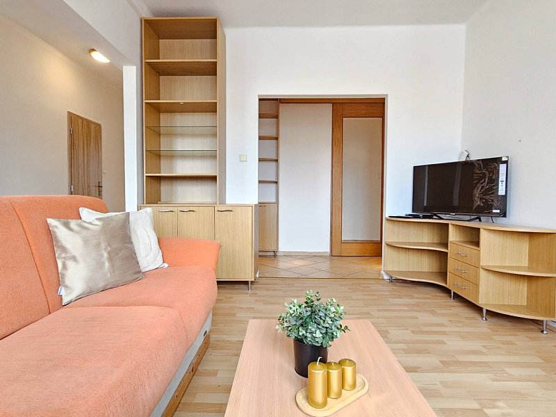 Svetlý 2 izbový byt na prenájom v skvelej lokalite KE - Sever