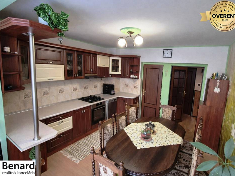 UDRŽIAVANÝ 6 IZBOVÝ RODINNÝ DOM, 1242m2, ÚDOL,