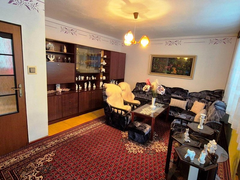 UDRŽIAVANÝ 6 IZBOVÝ RODINNÝ DOM, 1242m2, ÚDOL,