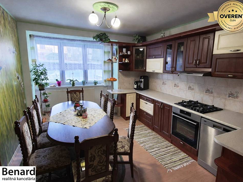 UDRŽIAVANÝ 6 IZBOVÝ RODINNÝ DOM, 1242m2, ÚDOL,