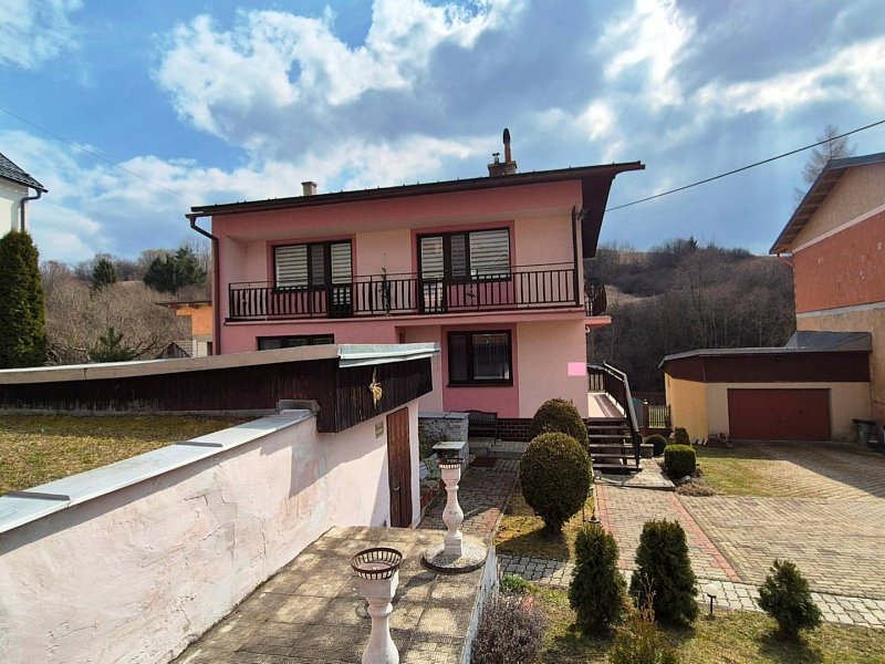 UDRŽIAVANÝ 6 IZBOVÝ RODINNÝ DOM, 1242m2, ÚDOL,