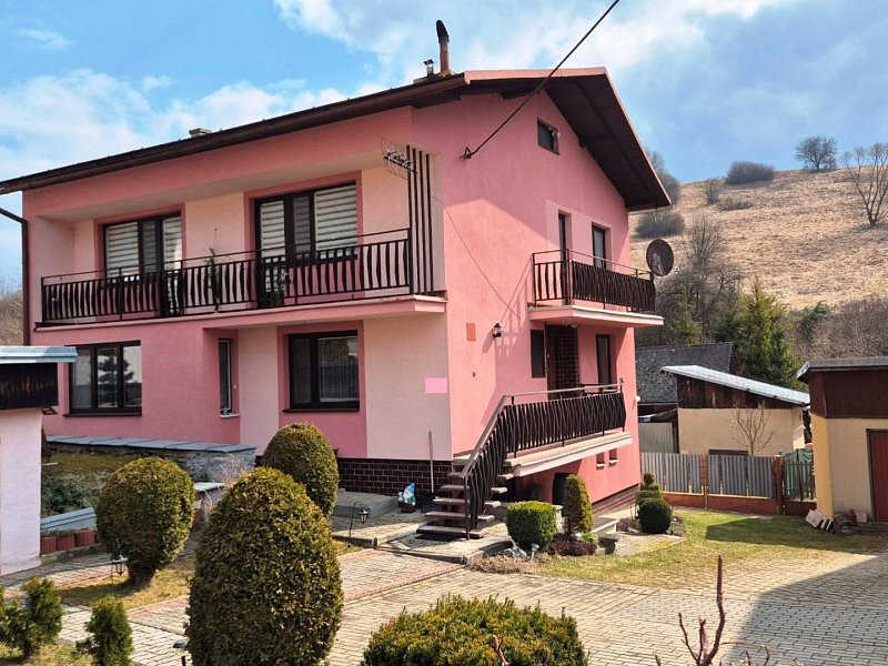 UDRŽIAVANÝ 6 IZBOVÝ RODINNÝ DOM, 1242m2, ÚDOL, 