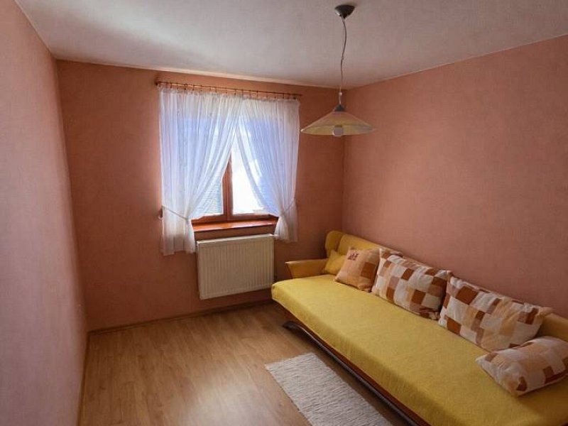 Priestranný rodinný dom s predajňou a veľkým pozemkom