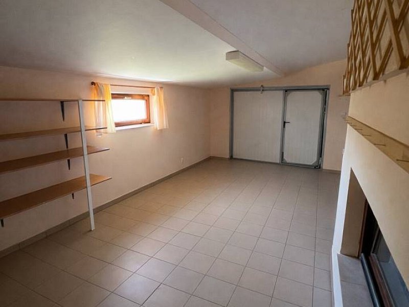 Priestranný rodinný dom s predajňou a veľkým pozemkom