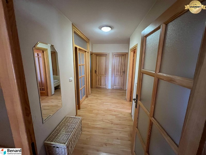 Priestranný rodinný dom s predajňou a veľkým pozemkom