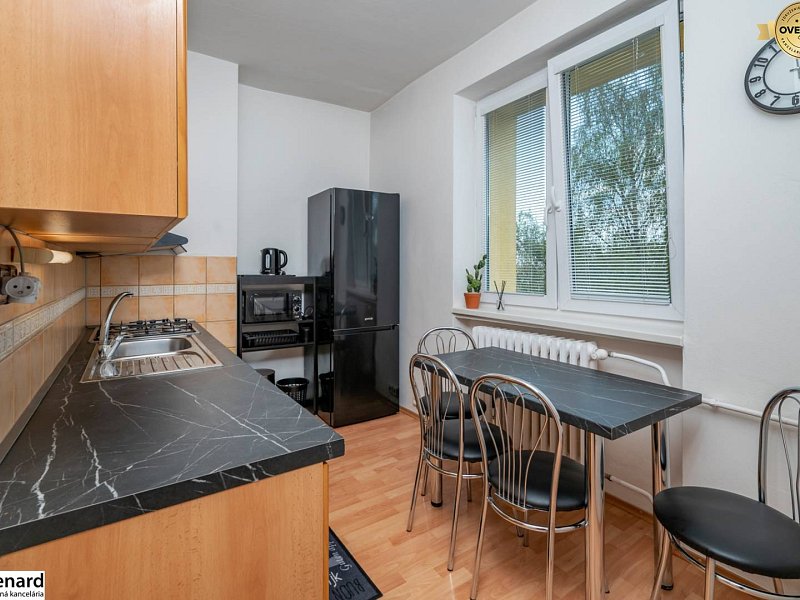 NA PREDAJ SLNEČNÝ 2 izb. byt, ŠIRŠIE CENTRUM s VÝHĽADOM do záhrad. 