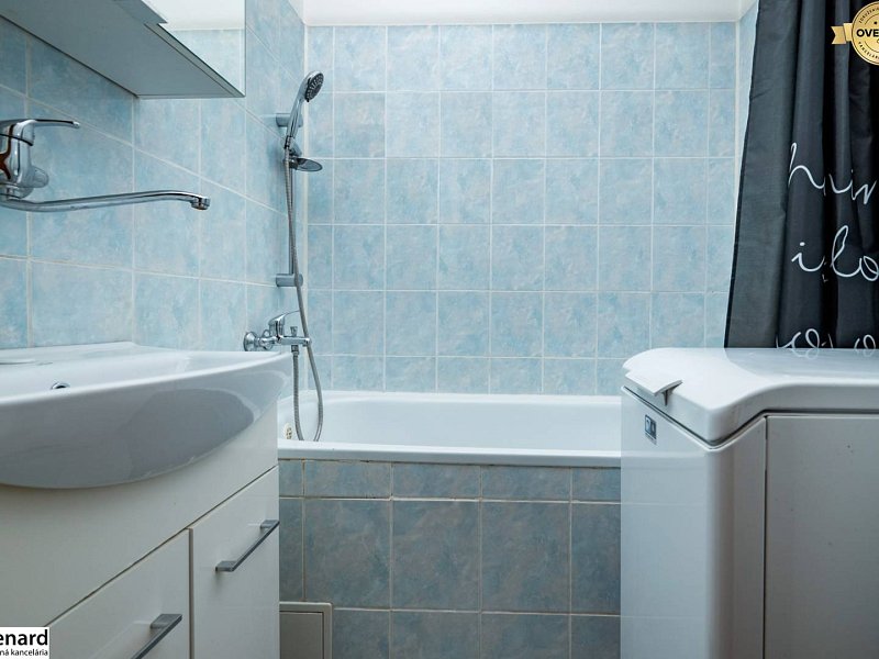 NA PREDAJ SLNEČNÝ 2 izb. byt, ŠIRŠIE CENTRUM s VÝHĽADOM do záhrad. 