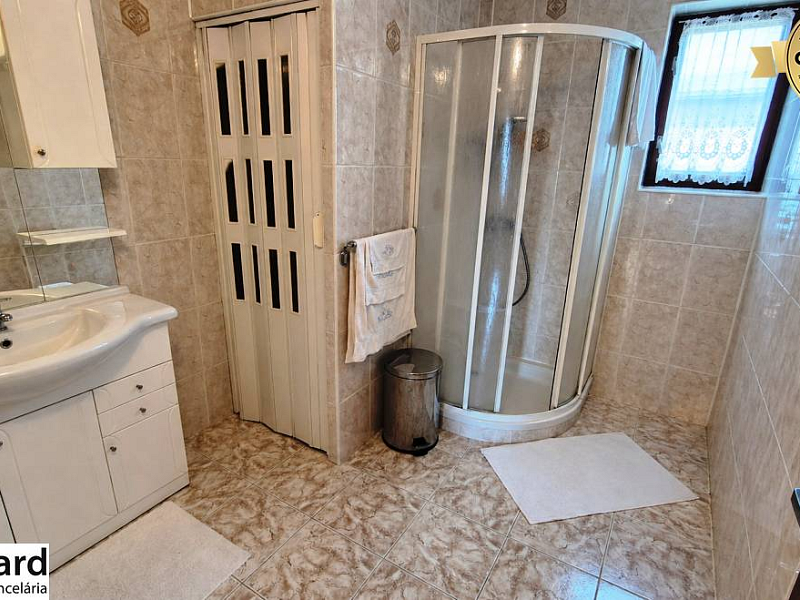 2 PODLAŽNÝ RODINNÝ DOM S PRÍSTAVBOU, 1064m2, JARABINA;