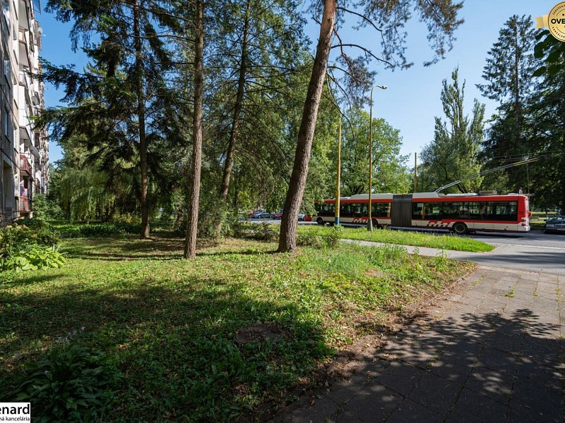 NA PREDAJ VEĽKÝ 3 IZB. BYT 78 m2, SÍDLISKO III, ul. V. CLEMENTISA.