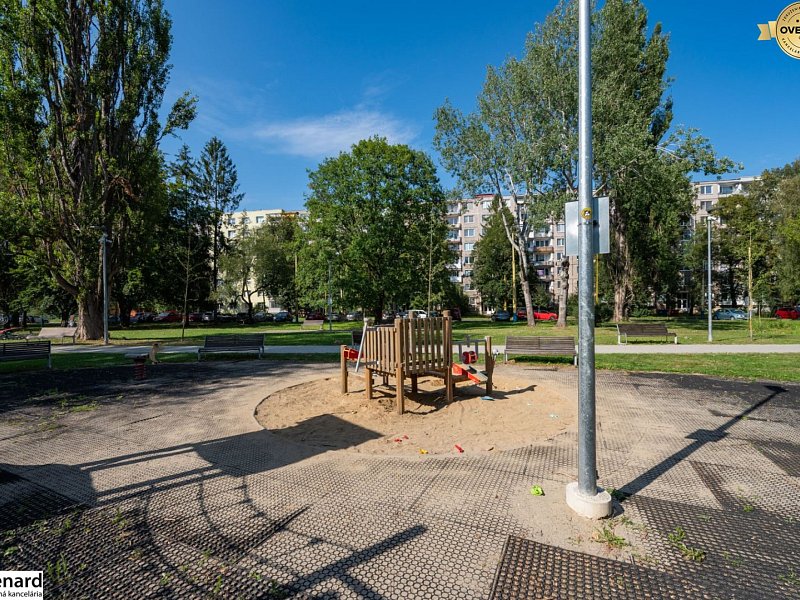 NA PREDAJ VEĽKÝ 3 IZB. BYT 78 m2, SÍDLISKO III, ul. V. CLEMENTISA.