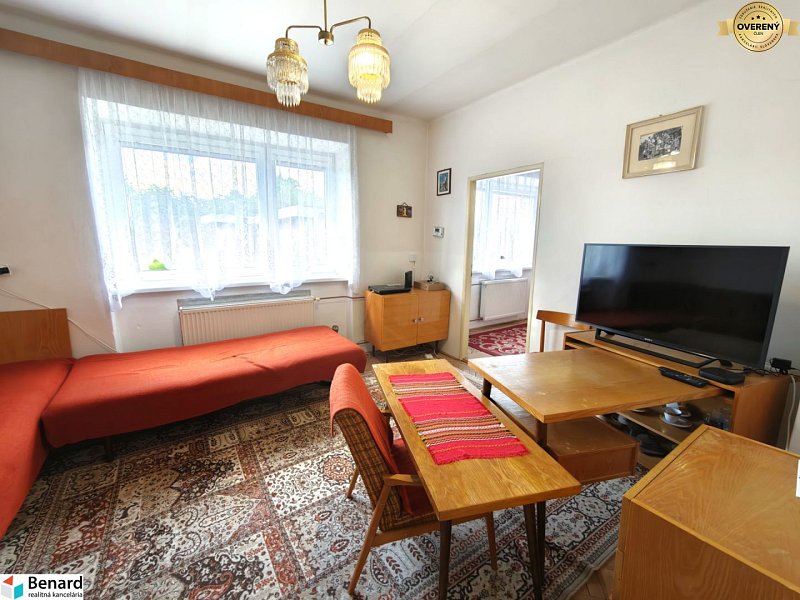 RODINNÝ DOM S VEĽKÝM POZEMKOM V OBCI TULČÍK, 2102 m2