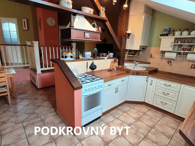 RODINNÝ DOM S 2 BYTMI, POZEMOK 1032m2; PODOLÍNEC