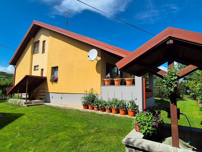 RODINNÝ DOM S 2 BYTMI, POZEMOK 1032m2; PODOLÍNEC