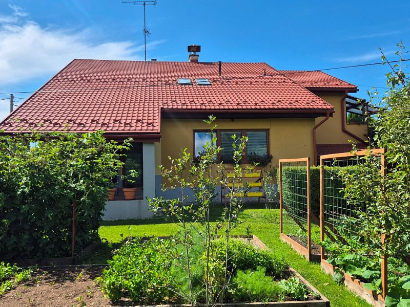 RODINNÝ DOM S 2 BYTMI, POZEMOK 1032m2; PODOLÍNEC