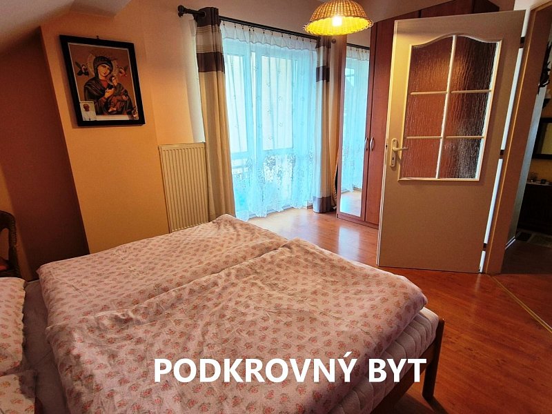 RODINNÝ DOM S 2 BYTMI, POZEMOK 1032m2; PODOLÍNEC