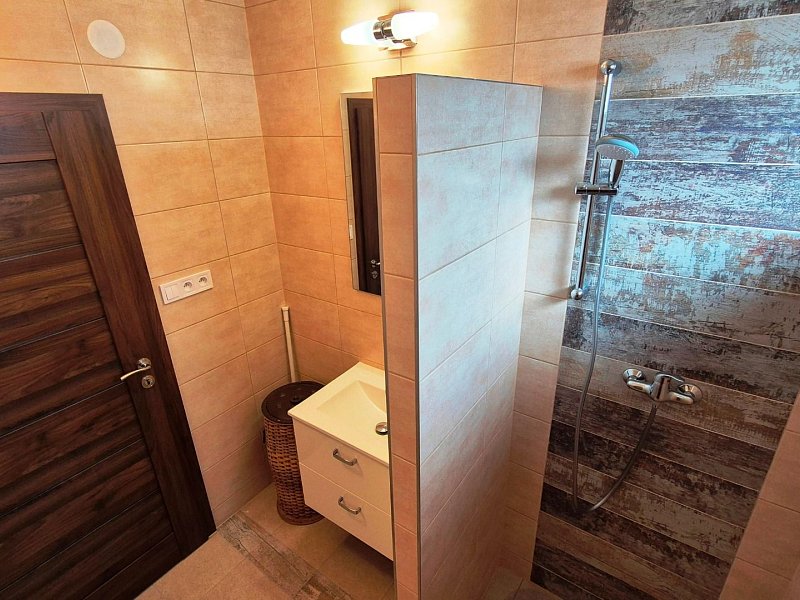 RODINNÝ DOM S 2 BYTMI, POZEMOK 1032m2; PODOLÍNEC