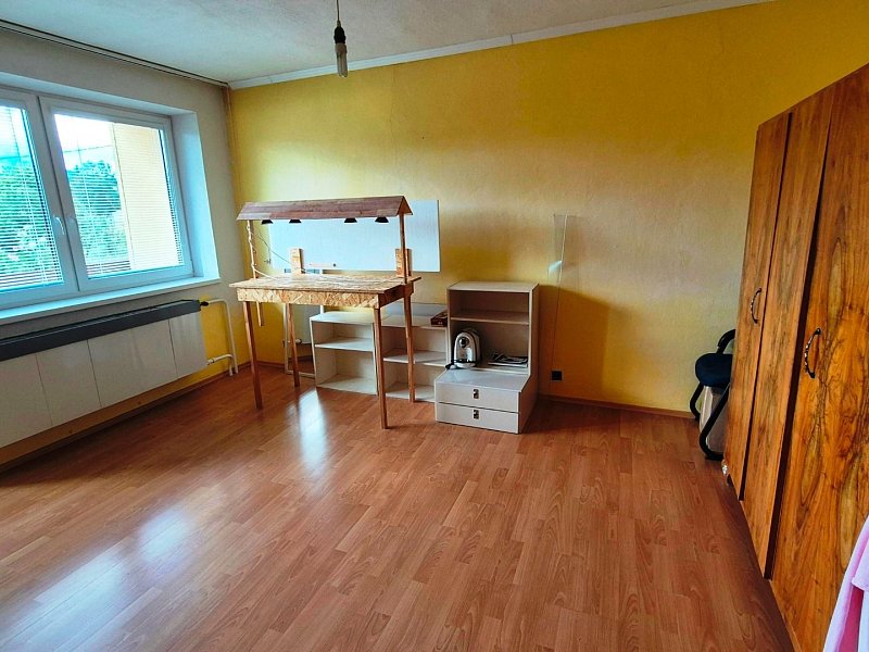 RODINNÝ DOM S 2 BYTMI, POZEMOK 1032m2; PODOLÍNEC