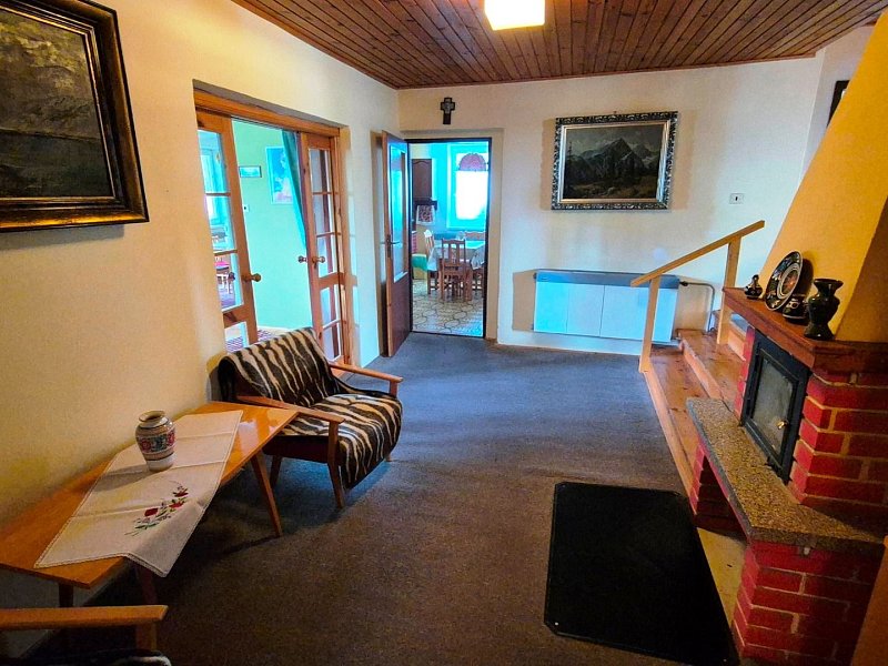 RODINNÝ DOM S 2 BYTMI, POZEMOK 1032m2; PODOLÍNEC