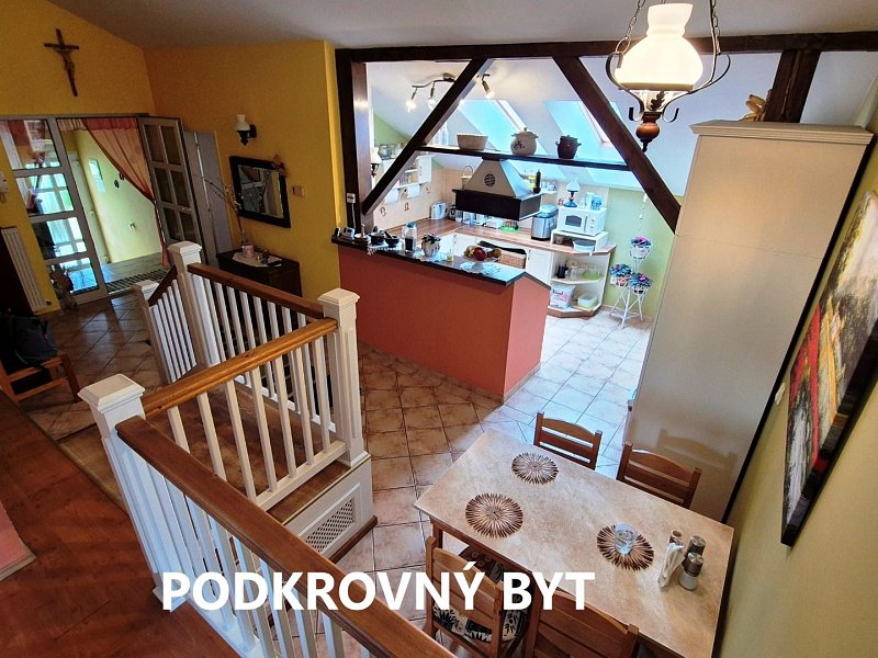RODINNÝ DOM S 2 BYTMI, POZEMOK 1032m2; PODOLÍNEC