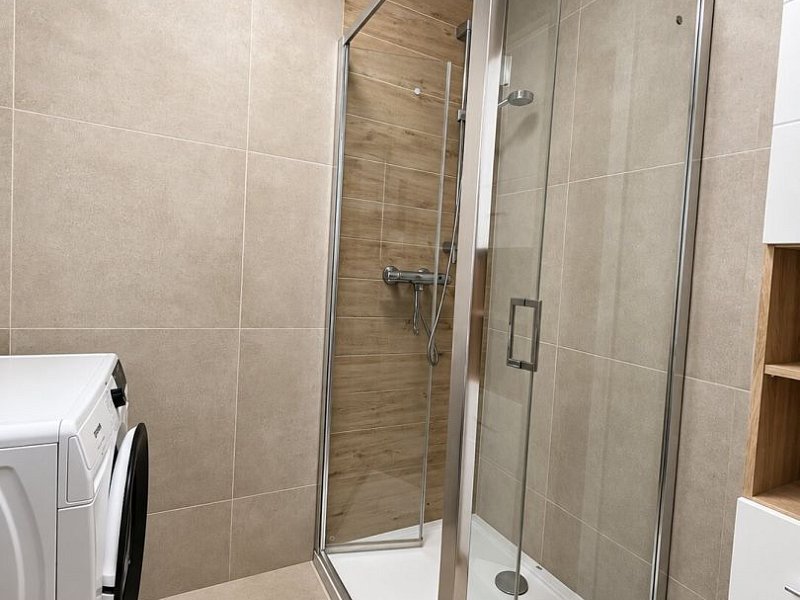 PRENÁJOM | Moderný 2-izbový byt s balkónom a parkovaním – SL