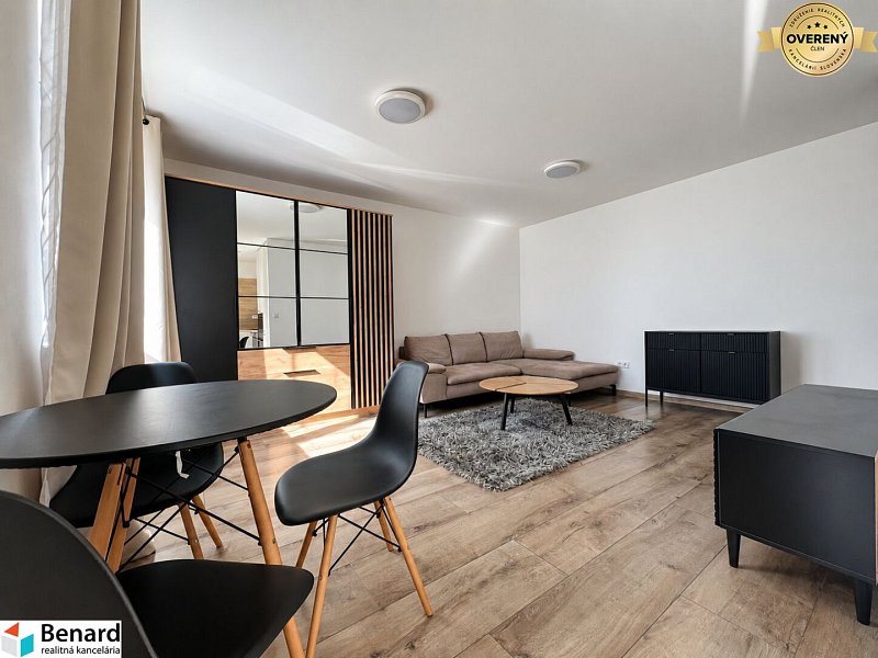 PRENÁJOM | Moderný 2-izbový byt s balkónom a parkovaním – SL