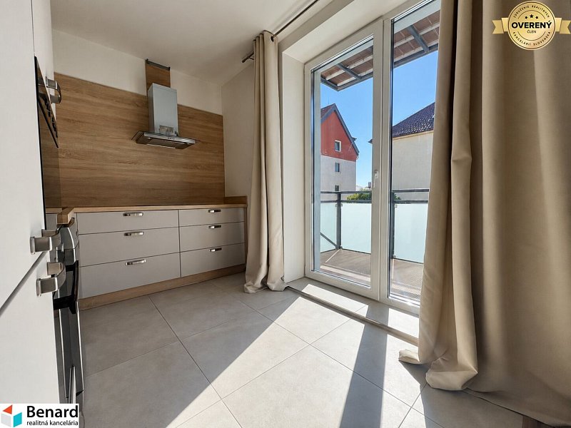 PRENÁJOM | Moderný 2-izbový byt s balkónom a parkovaním – SL