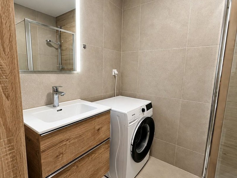 PRENÁJOM | Moderný 2-izbový byt s balkónom a parkovaním – SL