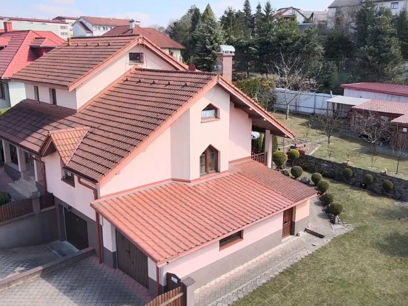 Rodinný dom s garážou a veľkorysou dispozíciou | SL