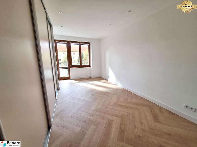 PRENÁJOM NOVOREKONŠTRUOVANÝ 2 IZBOVÝ BYT, BALKÓN, PREŠOV, UL. PAVL.NÁM