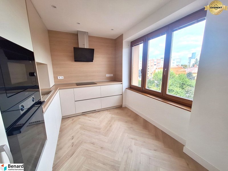 PRENÁJOM NOVOREKONŠTRUOVANÝ 2 IZBOVÝ BYT, BALKÓN, PREŠOV, UL. PAVL.NÁM