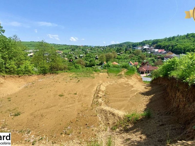 NA PREDAJ POZEMOK-VYDUMANEC, 1570 M2, VHODNÝ NA VÝSTAVBU RD.